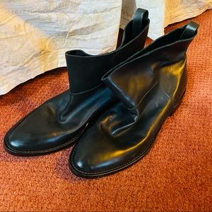 NEW Theory men s ankle boots. In black leather and in size 8.